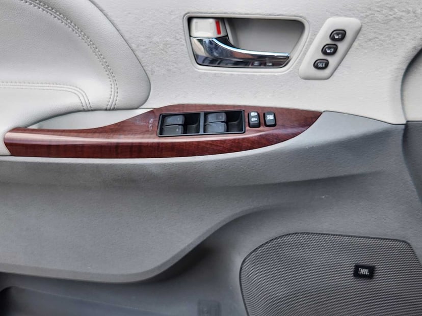 2014 Toyota Sienna - Image 22