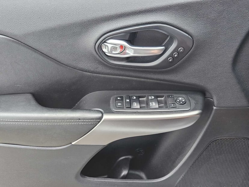 2019 Jeep Cherokee - Image 22