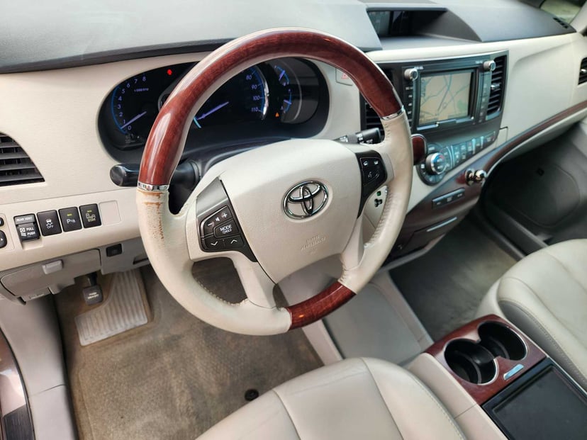 2014 Toyota Sienna - Image 2