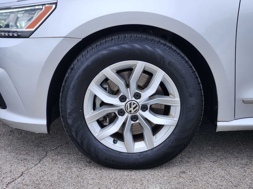 2016 Volkswagen Passat - Image 9