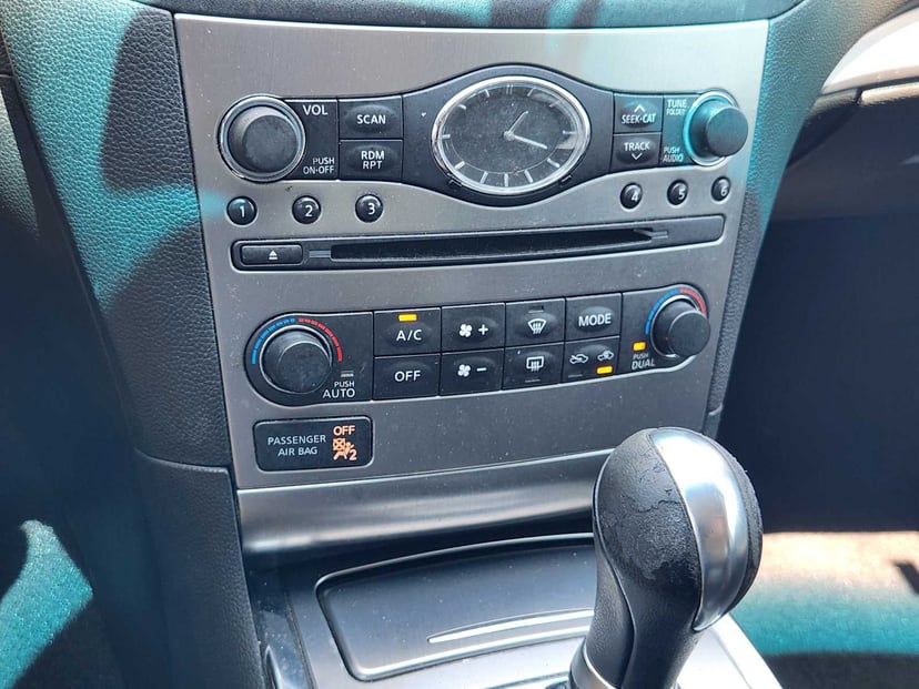 2015 INFINITI Q40 - Image 19