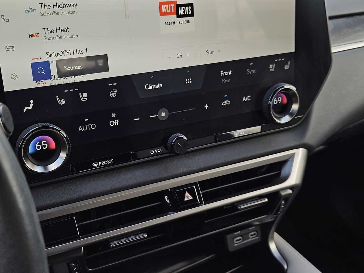 2023 LEXUS RX - Image 19