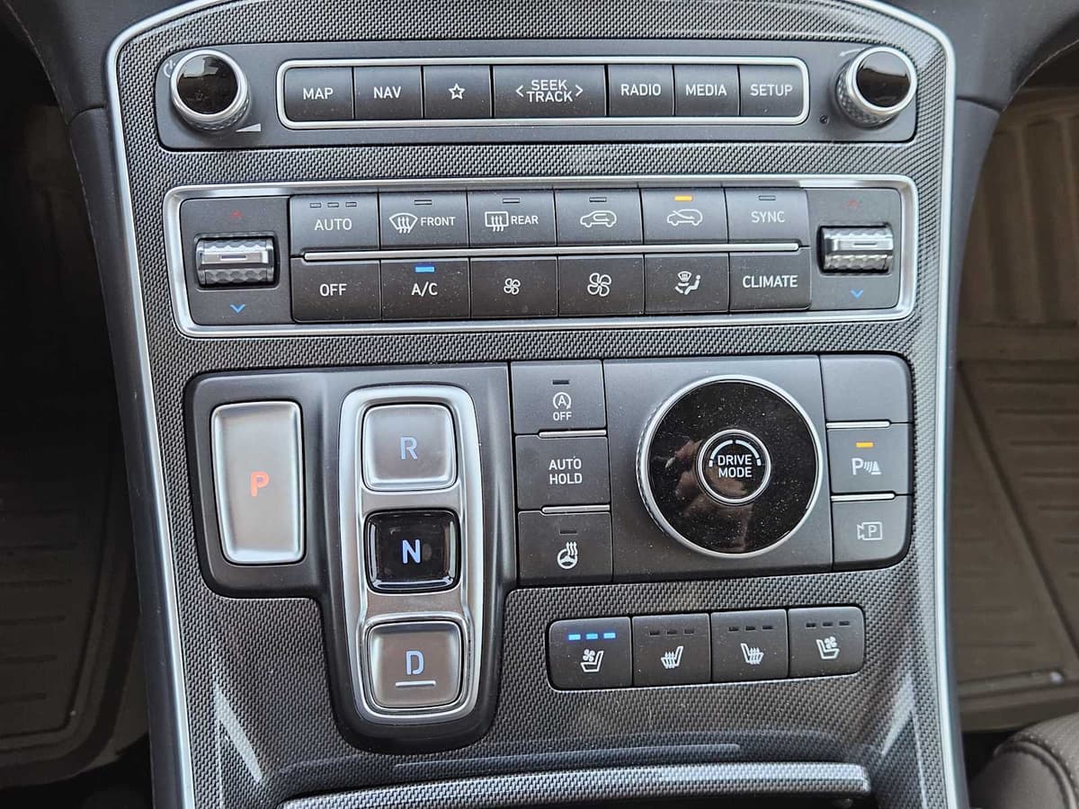 2022 Hyundai Santa Fe - Image 18