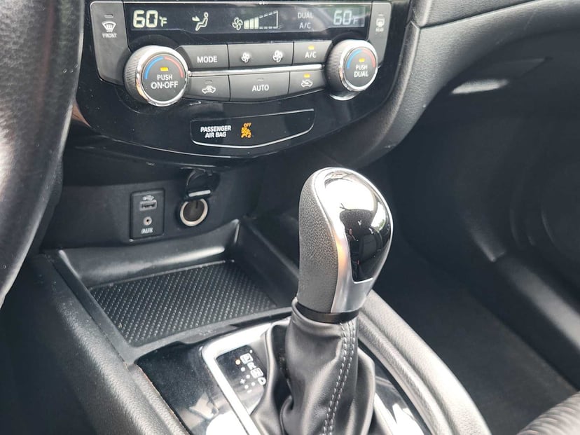 2017 Nissan Rogue - Image 19