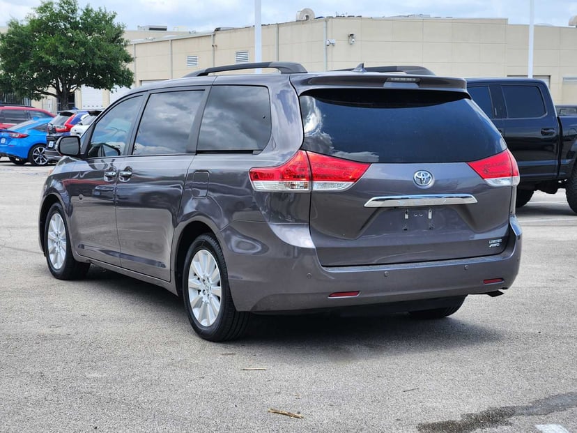 2014 Toyota Sienna - Image 5