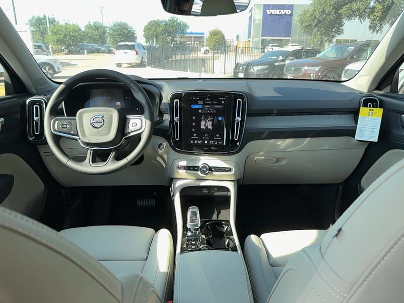 2026 Volvo XC40 - Image 15