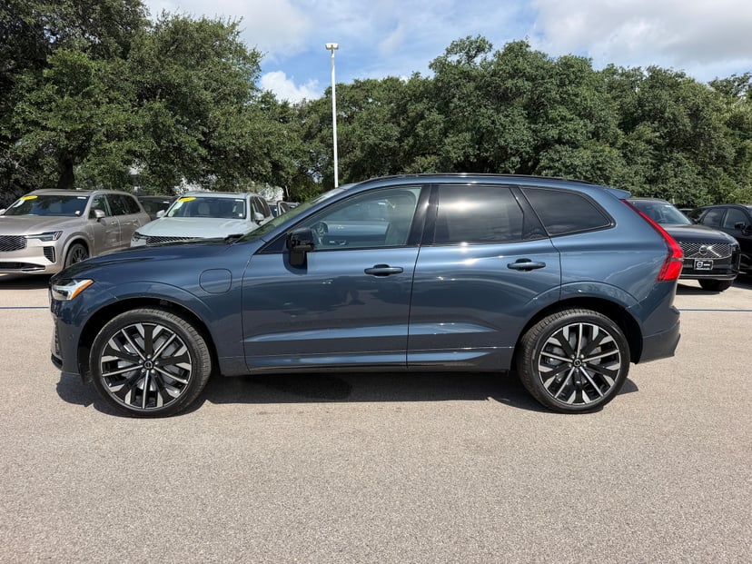 2026 Volvo XC60 plug-in hybrid - Image 2