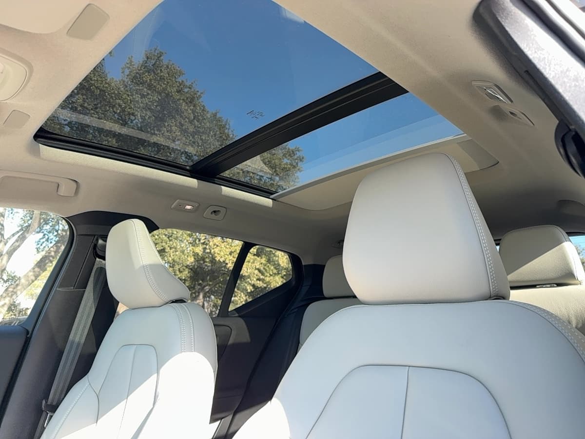 2026 Volvo XC40 - Image 12