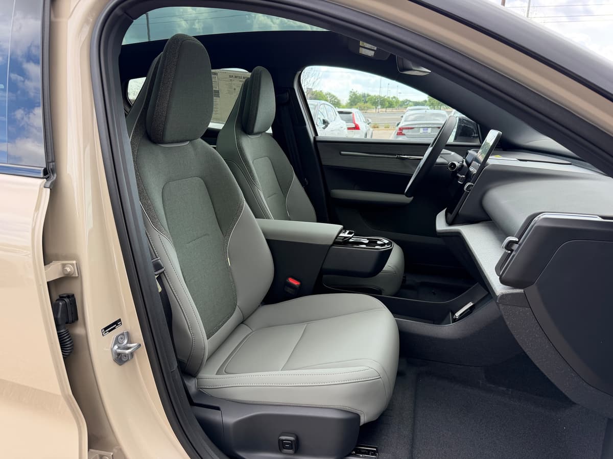 2026 Volvo EX30 - Image 8