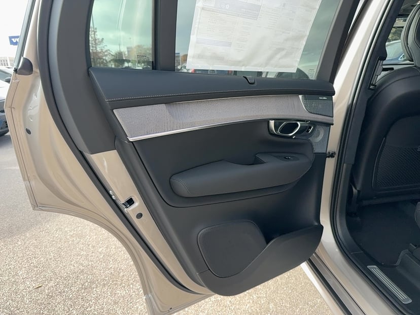 2026 Volvo XC90 - Image 12