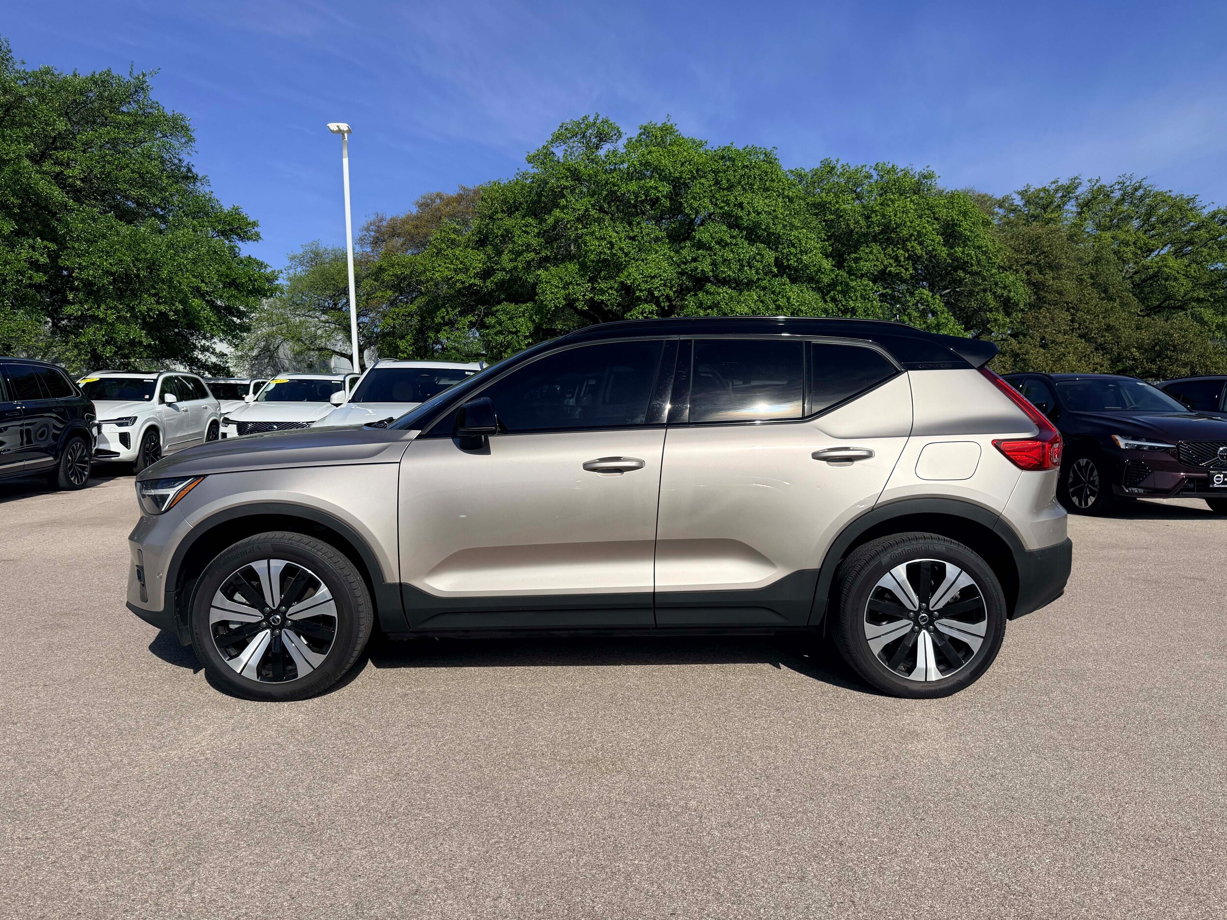 2023 Volvo XC40 Recharge Pure Electric - Image 2