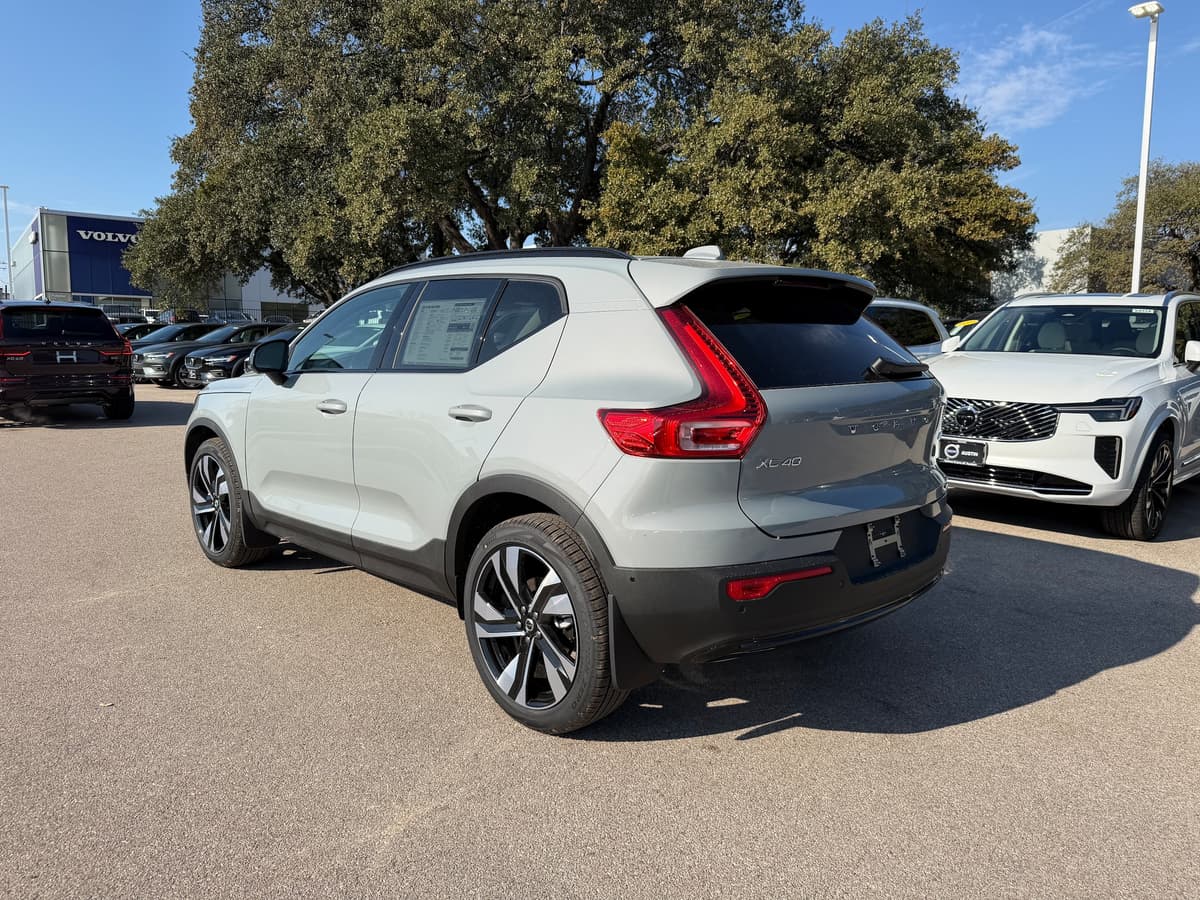 2026 Volvo XC40 - Image 4
