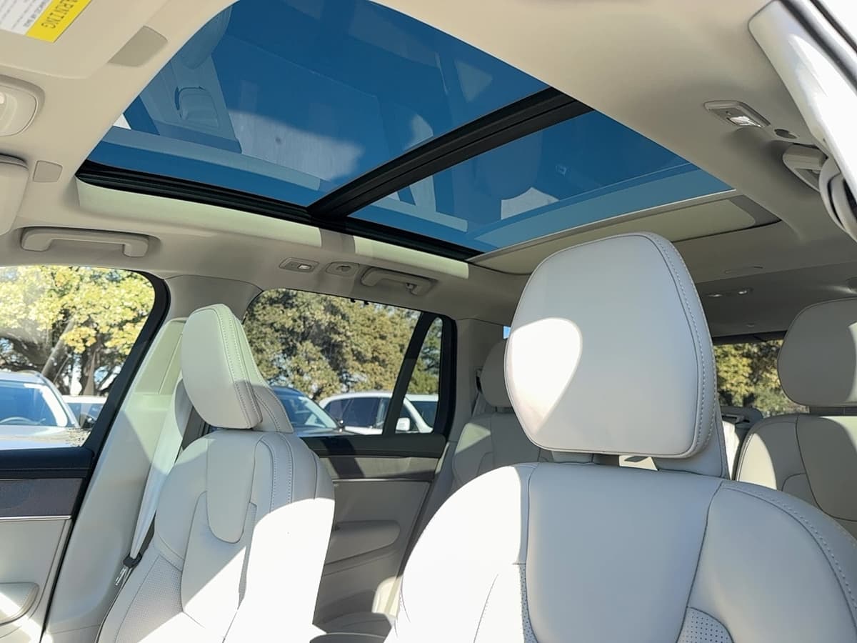 2026 Volvo XC90 plug-in hybrid - Image 12