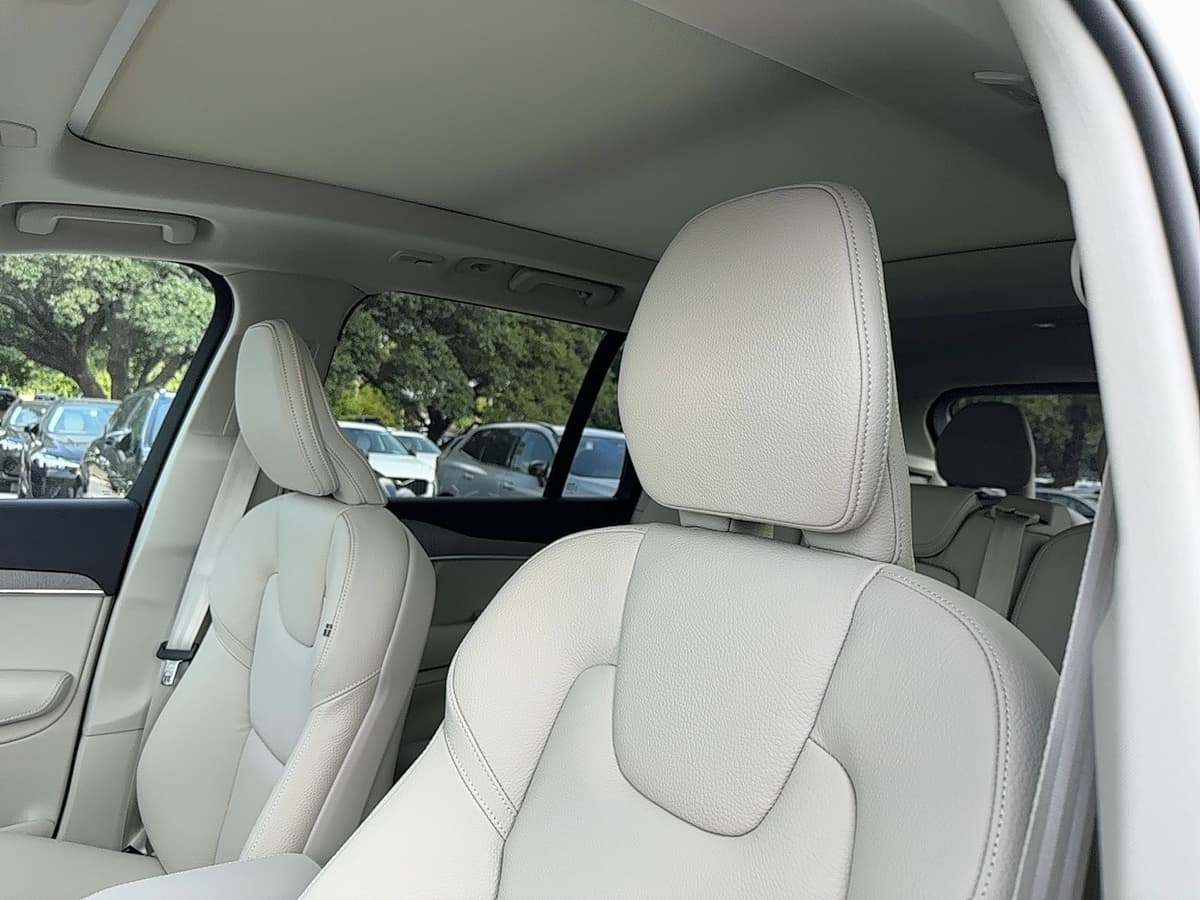 2025 Volvo XC90 plug-in hybrid - Image 11