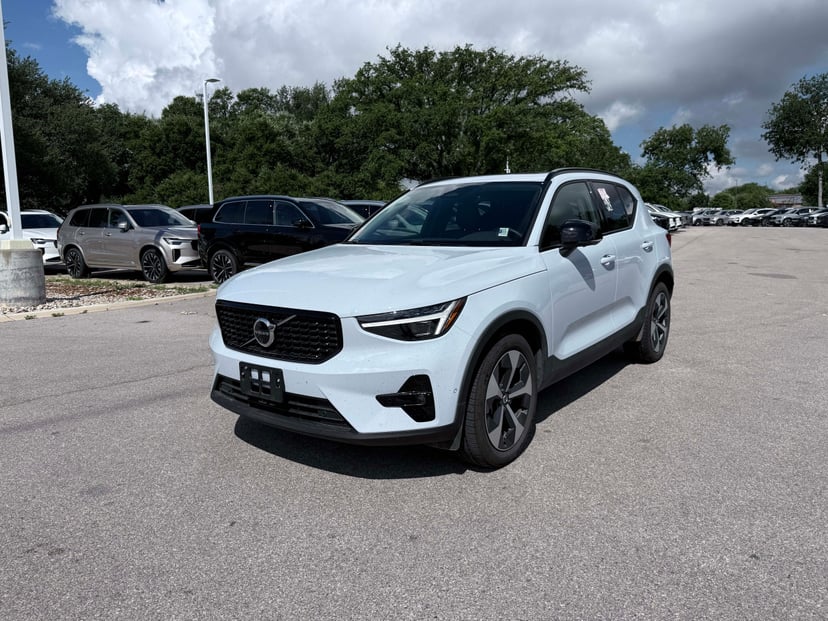 2026 Volvo XC40 - Image 1