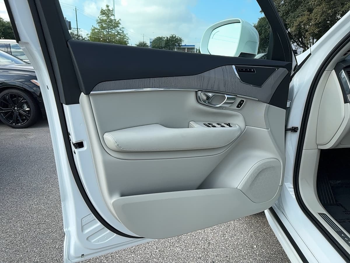 2025 Volvo XC90 plug-in hybrid - Image 12