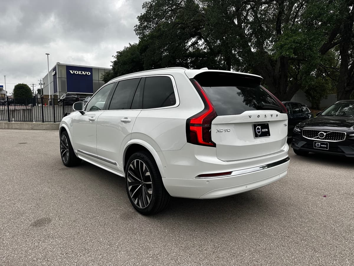 2025 Volvo XC90 plug-in hybrid - Image 4