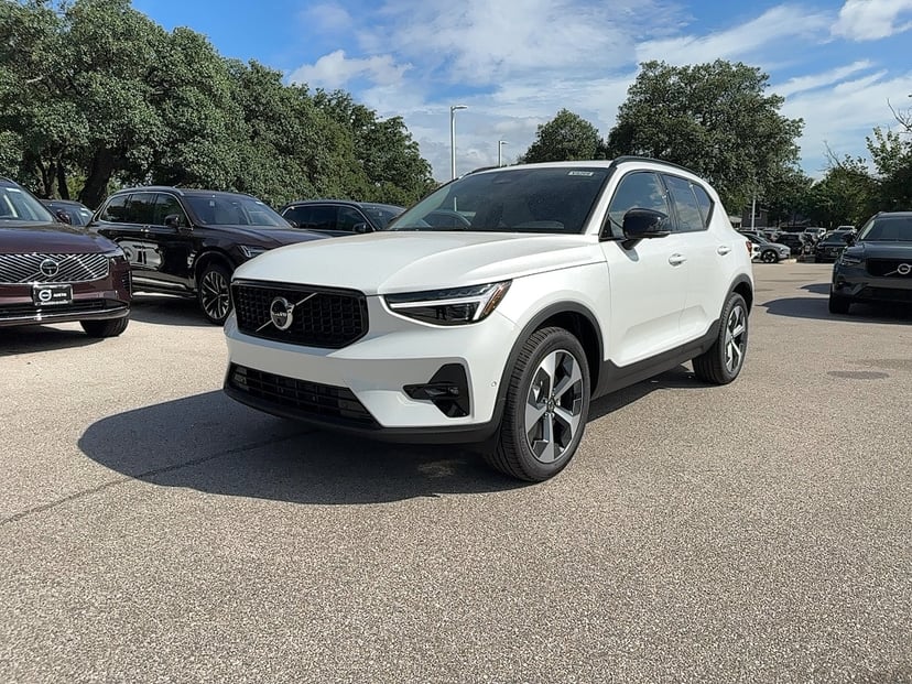 2026 Volvo XC40 - Image 1