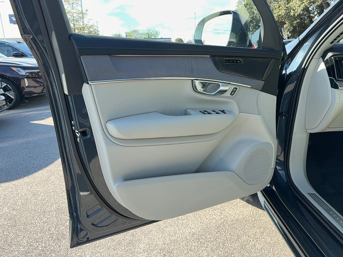 2026 Volvo XC90 - Image 13