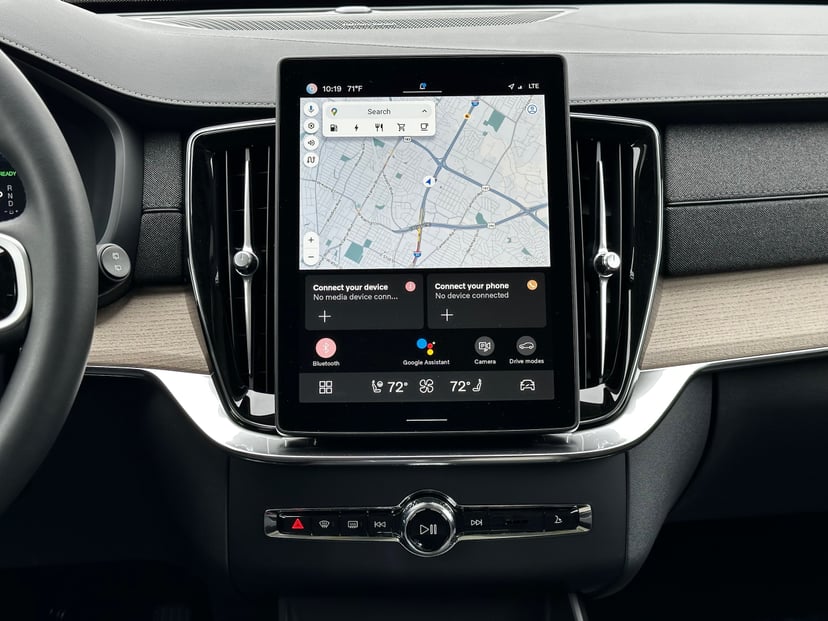 2025 Volvo XC90 plug-in hybrid - Image 12