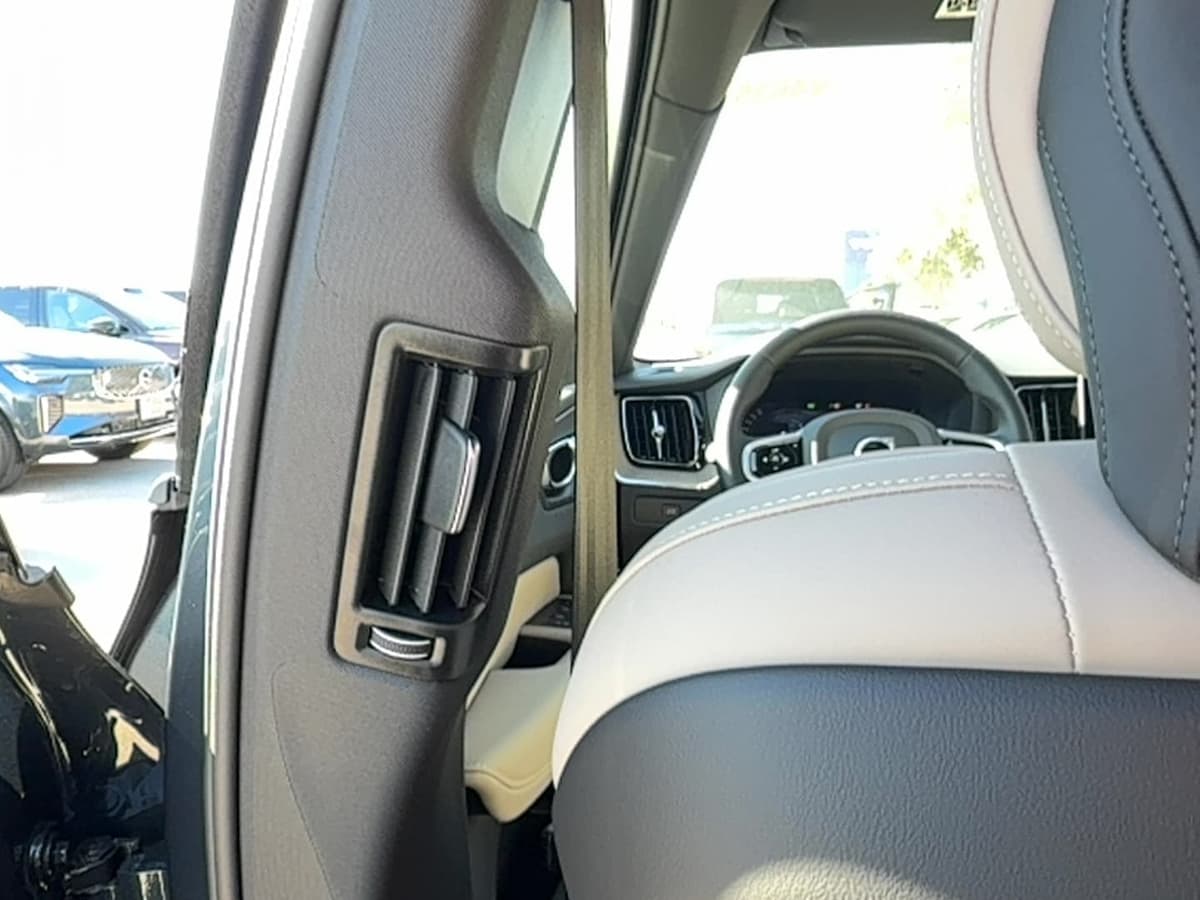 2026 Volvo XC60 - Image 15