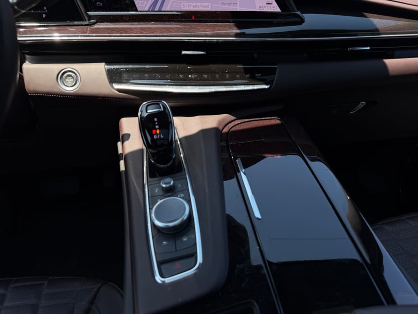 2024 CADILLAC Escalade - Image 17