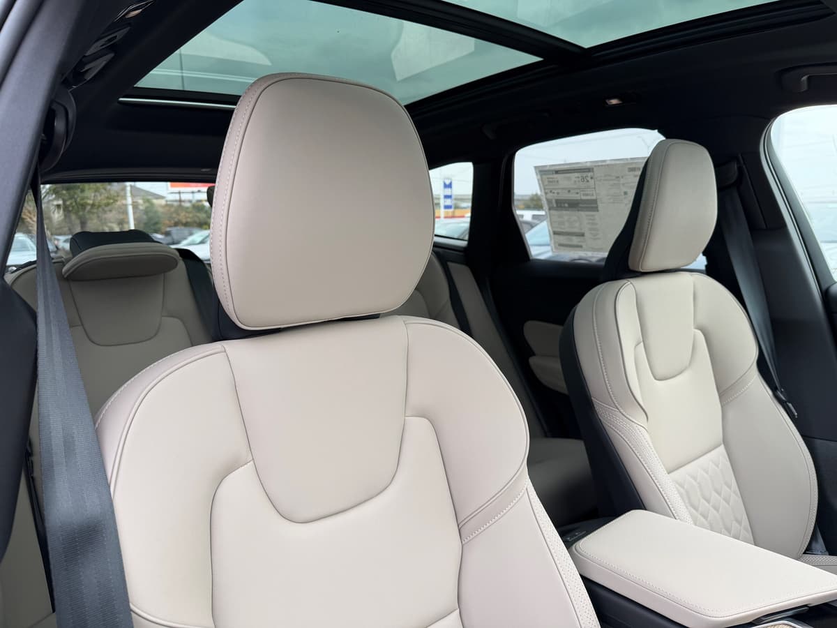 2026 Volvo XC60 - Image 8