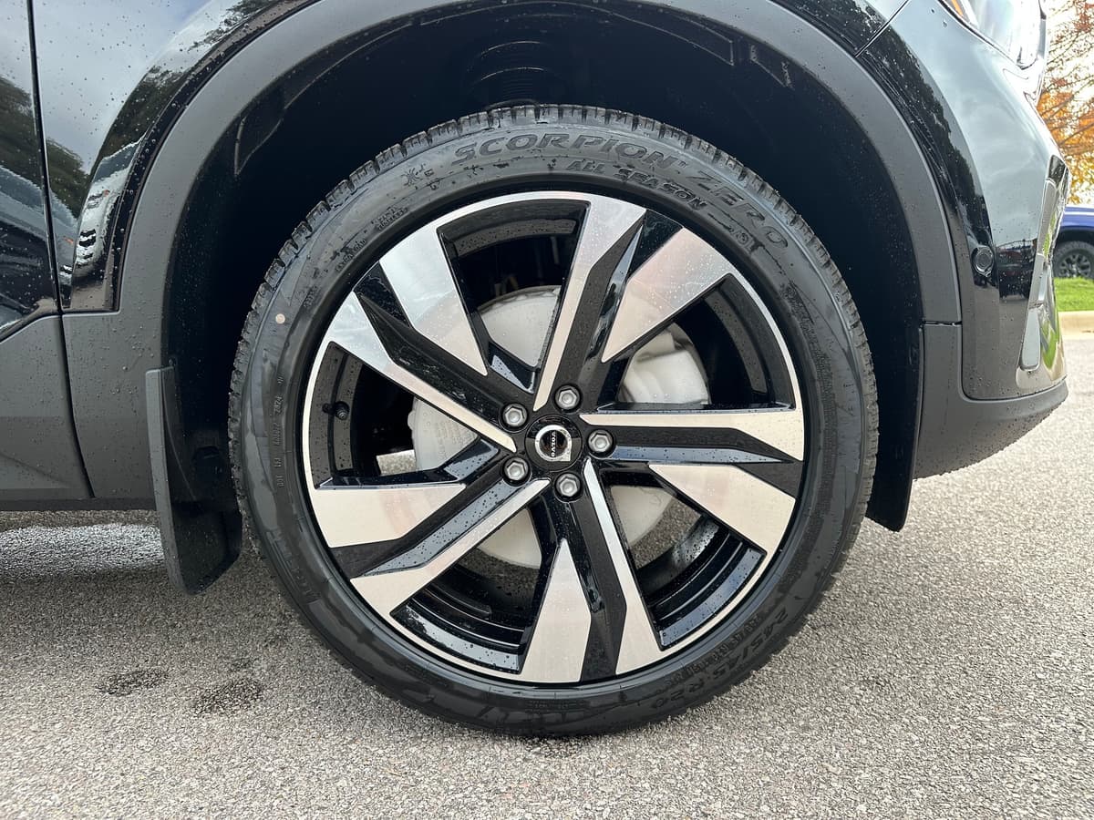 2025 Volvo XC40 - Image 7