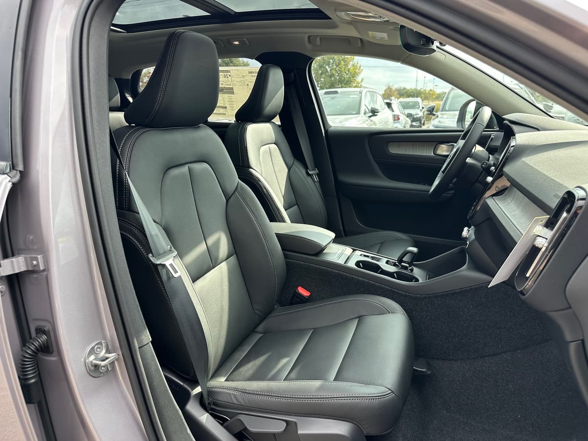 2026 Volvo XC40 - Image 8