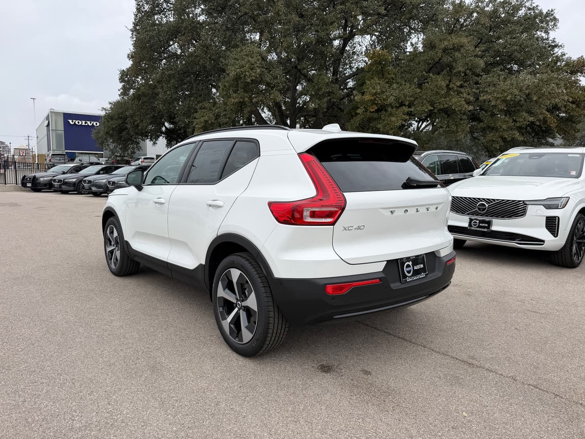 2026 Volvo XC40 - Image 4