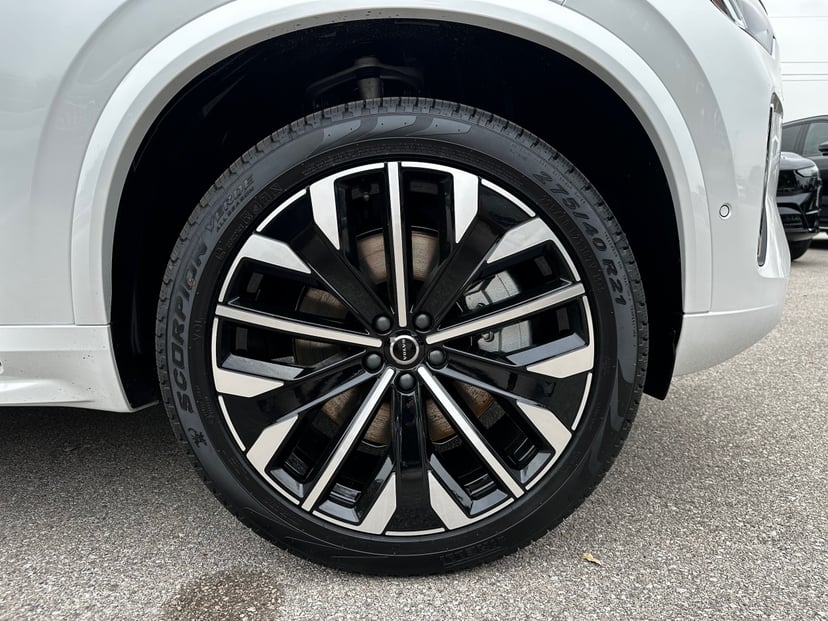 2025 Volvo XC90 plug-in hybrid - Image 7