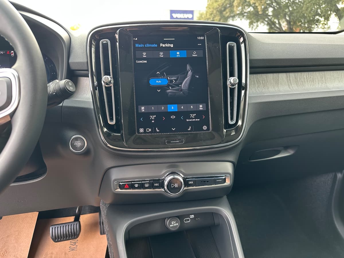 2025 Volvo XC40 - Image 11