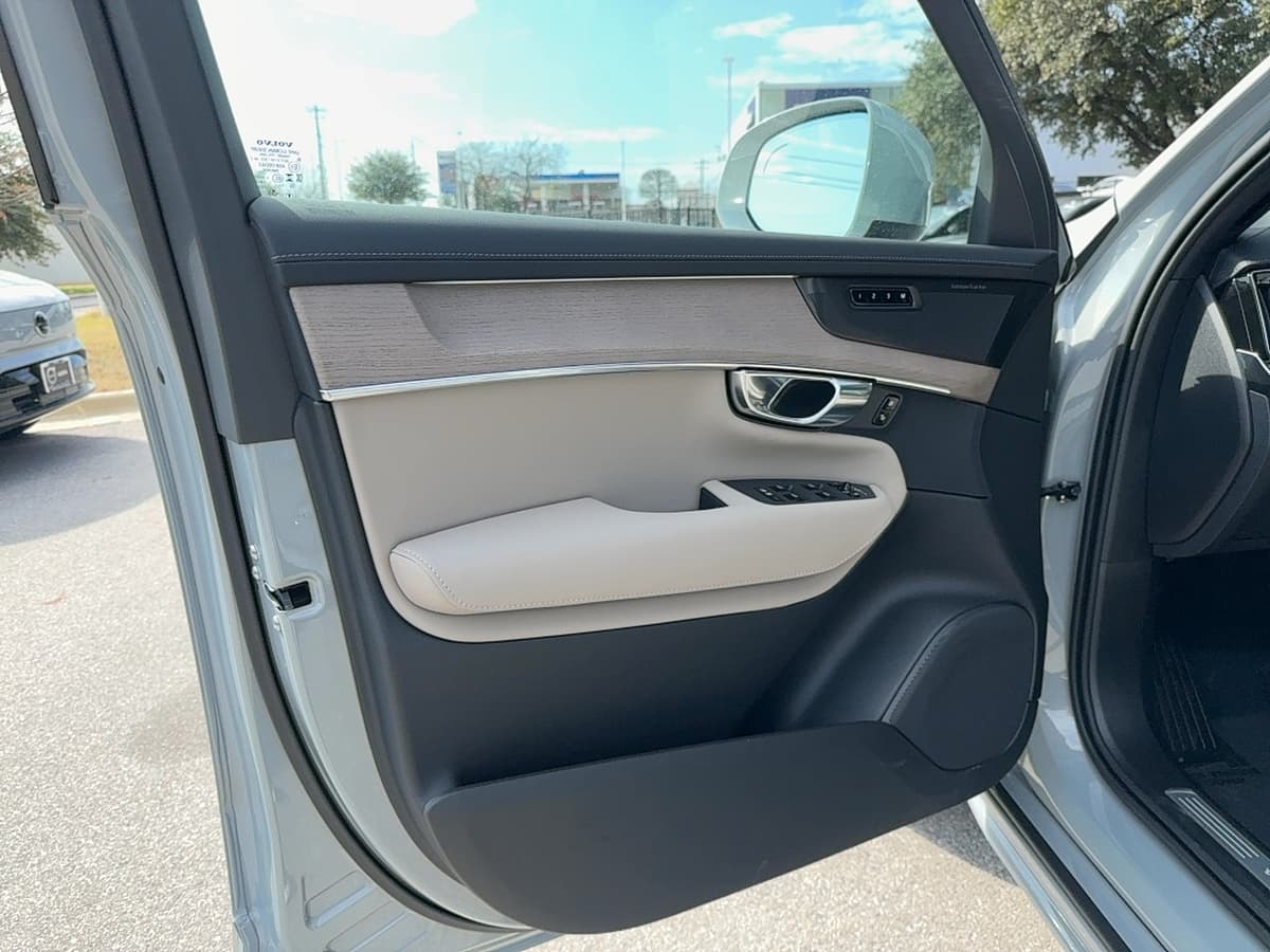 2026 Volvo XC90 plug-in hybrid - Image 9