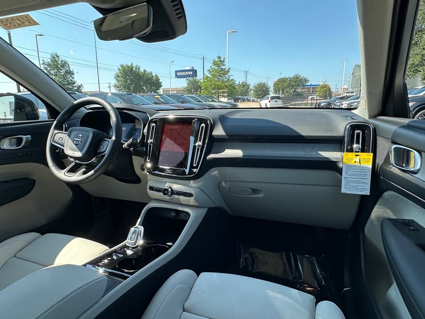 2026 Volvo XC40 - Image 9