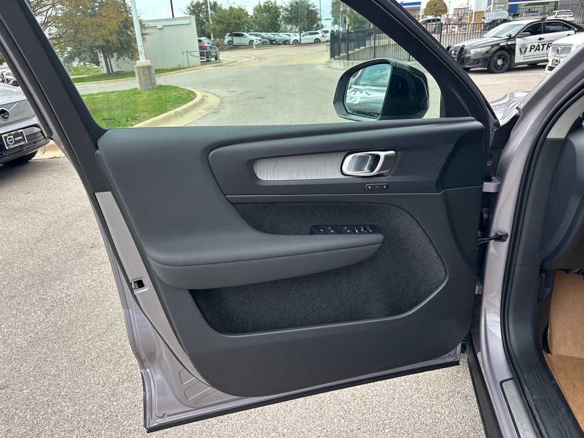 2026 Volvo XC40 - Image 16