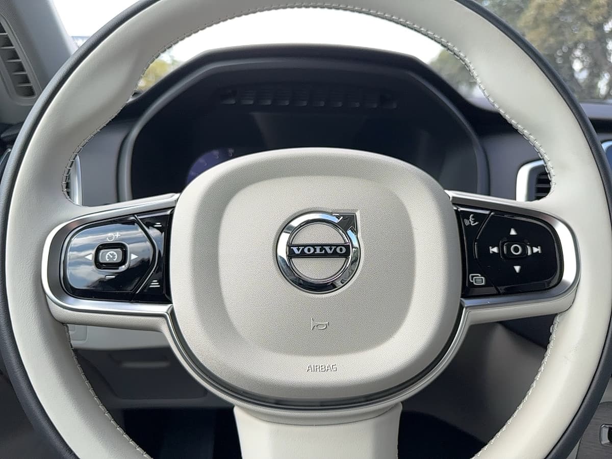 2025 Volvo XC90 plug-in hybrid - Image 20