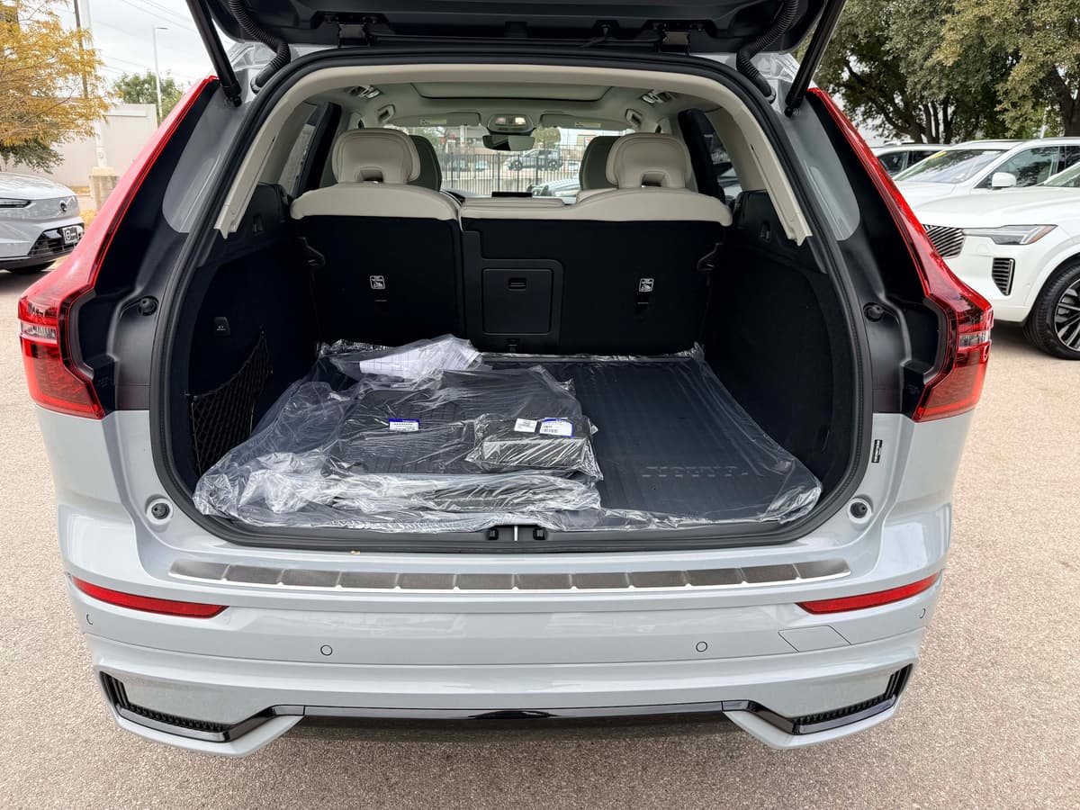 2026 Volvo XC60 - Image 25