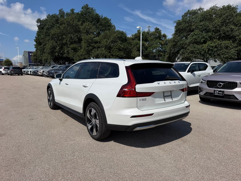 2026 Volvo V60 Cross Country - Image 3