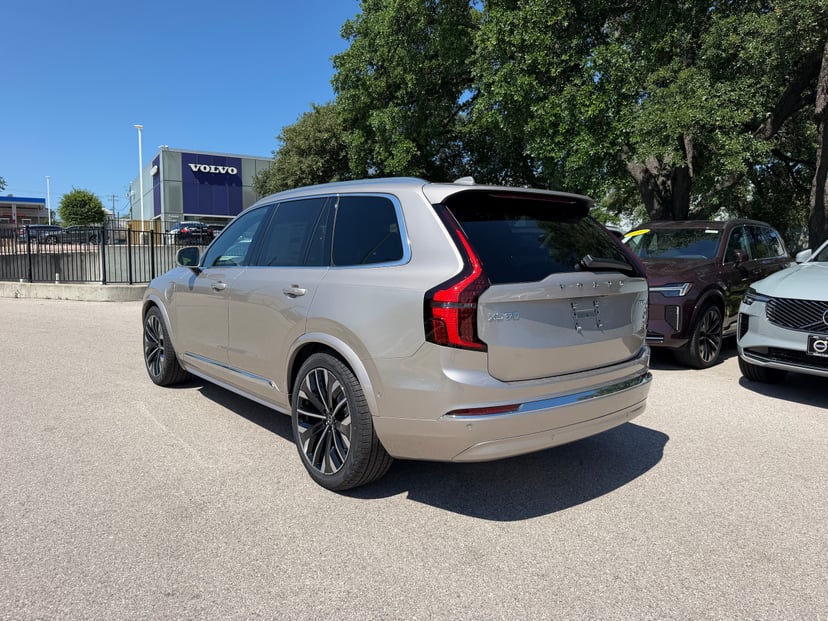 2026 Volvo XC90 plug-in hybrid - Image 2