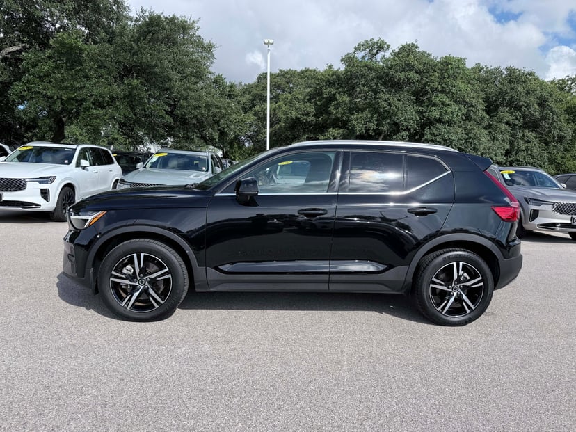 2025 Volvo XC40 - Image 2
