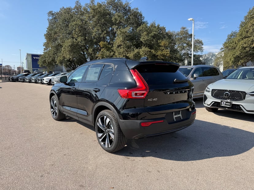 2026 Volvo XC40 - Image 3