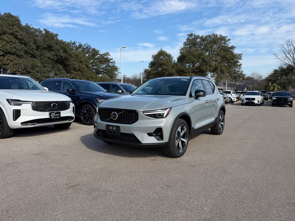 2026 Volvo XC40 - Image 2