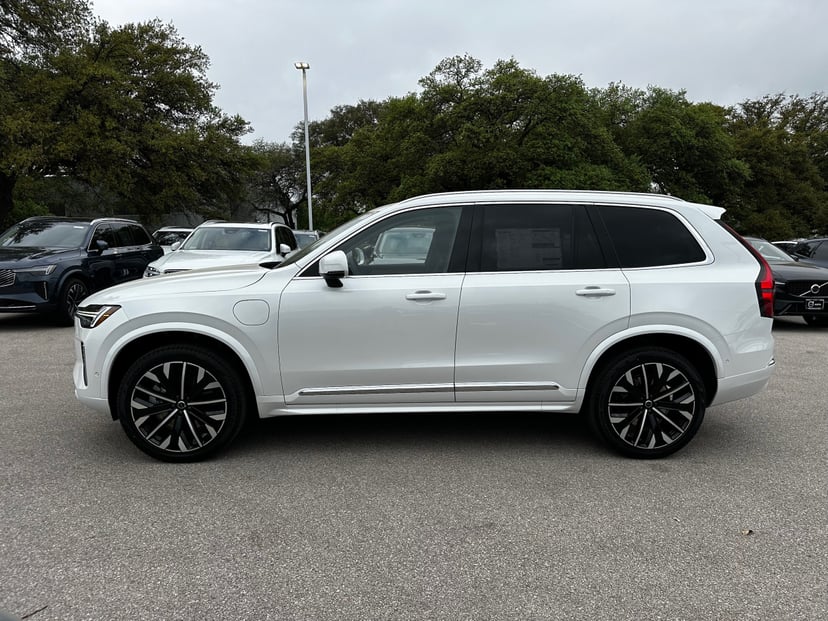 2025 Volvo XC90 plug-in hybrid - Image 3
