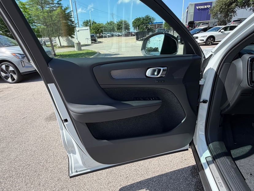2026 Volvo EX40 - Image 14