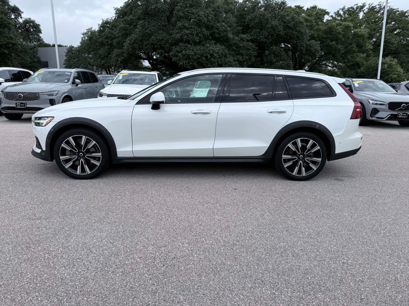 2020 Volvo V60 Cross Country - Image 2