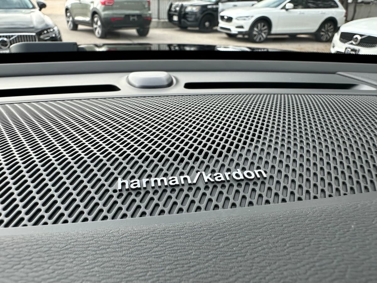 2025 Volvo XC40 - Image 14