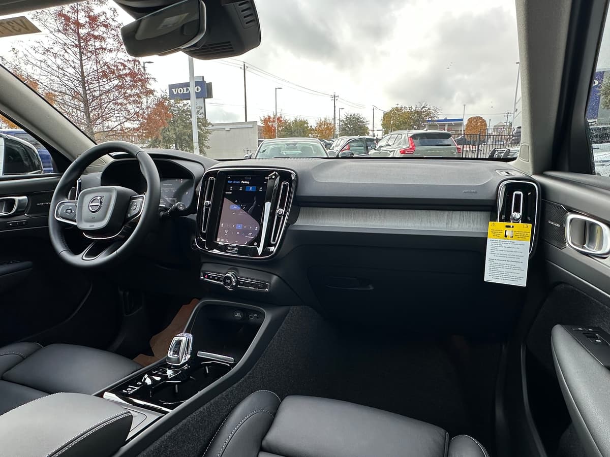 2025 Volvo XC40 - Image 10