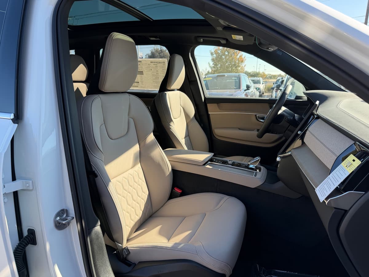 2026 Volvo XC90 plug-in hybrid - Image 8