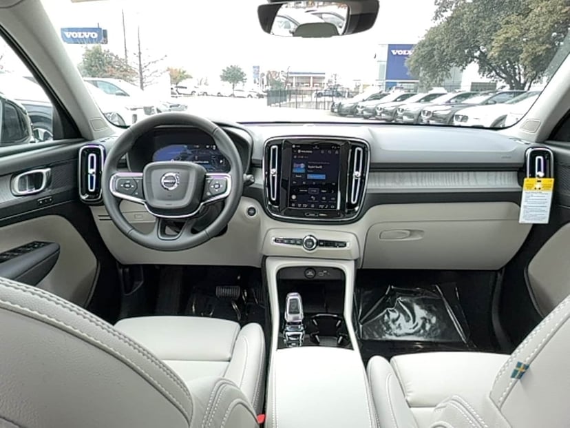 2026 Volvo XC40 - Image 17