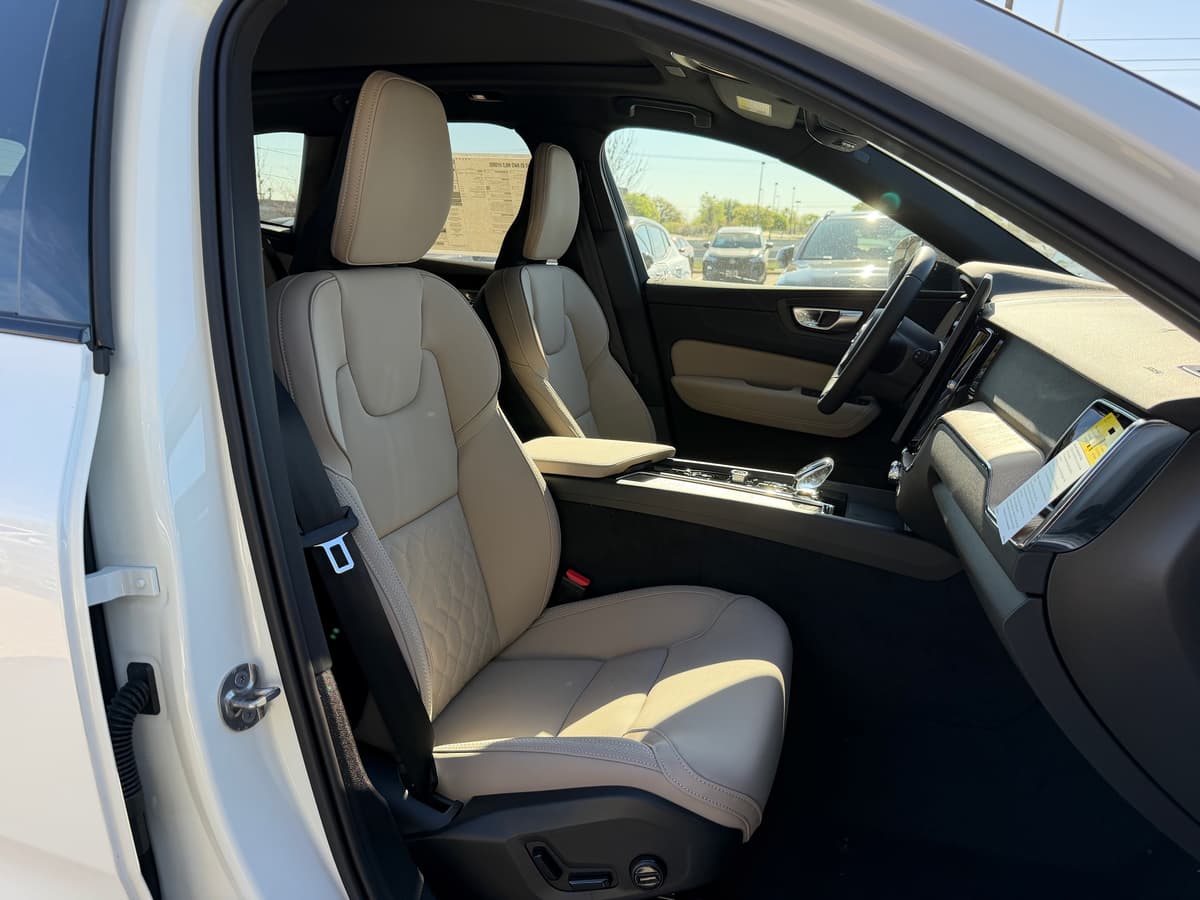 2026 Volvo XC60 - Image 8